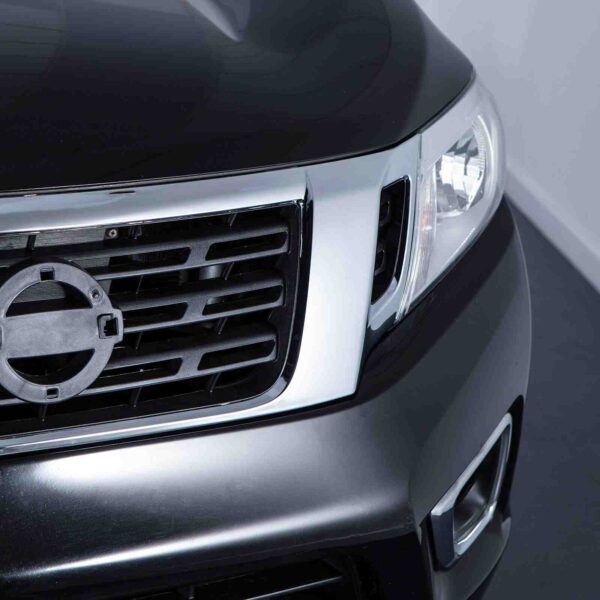 Nissan Navara D23 NP300 15-20 Black / Chrome Grille